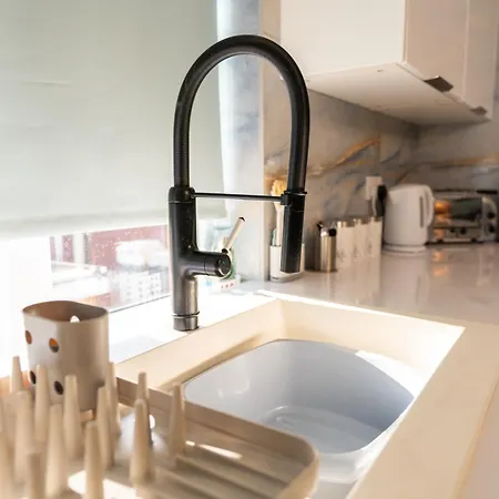 Warden Home-9 Guests-4 Bedrooms-near Etihad Stadium & Co-op Arena - Near Train Station & Bus Station *