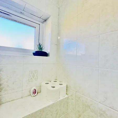 Stylish 4 Bedroom House Sleep Up To 7 - Free Parking Vakantiehuis Manchester