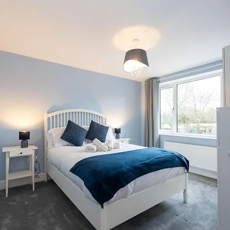 Stunning Family With Hot Tub In Worsley Manchester