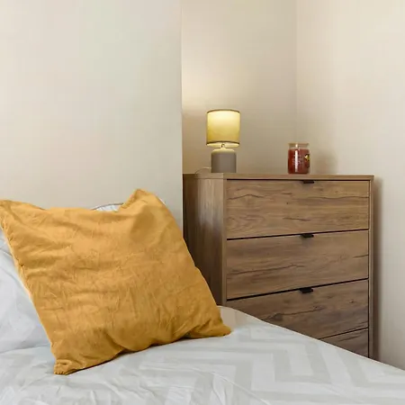 Home, Sleeps 6, Contractor Friendly, Free Parking *