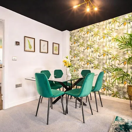2 Bedroom House With 4 Beds, 3 Doubles & 1 Single - In Salford, 10 Mins Uber From Centre - Located In Salford Close To Old Trafford, United, Trafford Park, Salford Quays & More! With Garden & Parking - By Maevela 펜션 *