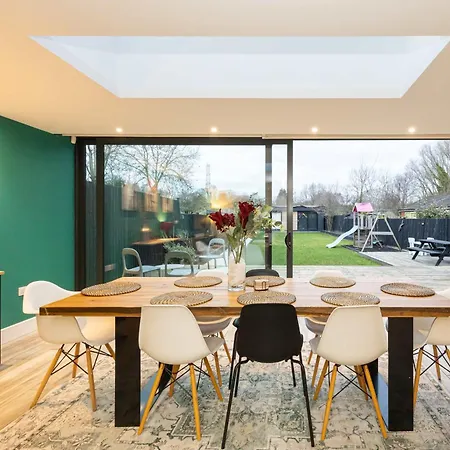 Stunning Family With Hot Tub In Worsley Манчестер