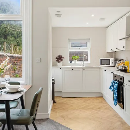 Home, Sleeps 6, Contractor Friendly, Free Parking