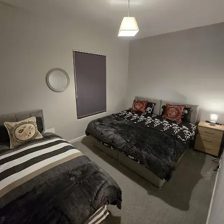 Lovely Large 3 Bedroom House 度假居