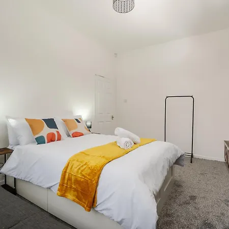 Spacious 4br Near Etihad - Free Parking - 5 Min Train Station Holiday home