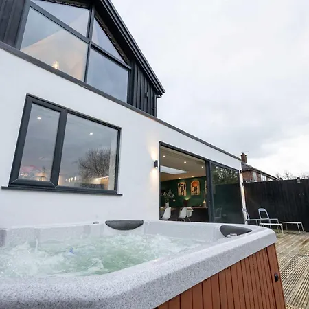 Stunning Family With Hot Tub In Worsley Дом отдыха Манчестер