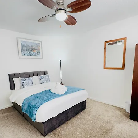 Stylish 4 Bedrome House - Free Parking * Manchester