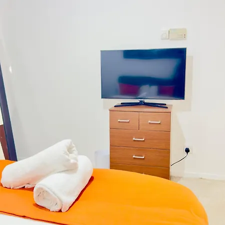 Stylish 4 Bedroom House Sleep Up To 7 - Free Parking Vakantiehuis *