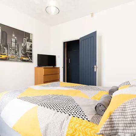 Warden Home-9 Guests-4 Bedrooms-near Etihad Stadium & Co-op Arena - Near Train Station & Bus Station مانشستر
