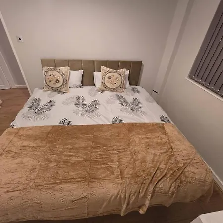 Nyaraló Lovely Large 3 Bedroom House Manchester