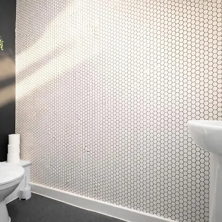 בית נופש 2 Bedroom House With 4 Beds, 3 Doubles & 1 Single - In Salford, 10 Mins Uber From Centre - Located In Salford Close To Old Trafford, United, Trafford Park, Salford Quays & More! With Garden & Parking - By Maevela