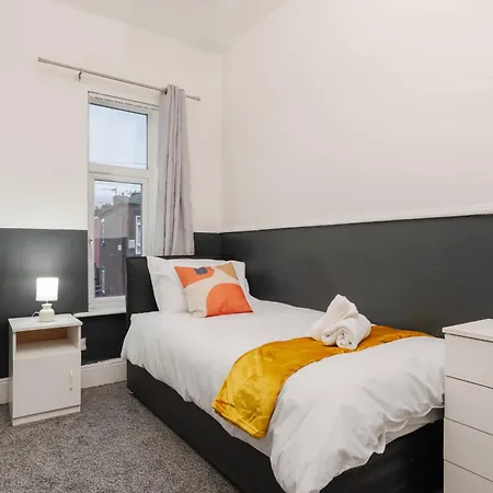Spacious 4br Near Etihad - Free Parking - 5 Min Train Station Vakantiehuis