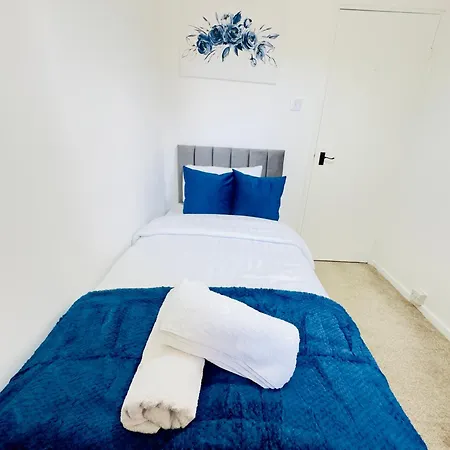 Prázdninový dům Stylish 4 Bedroom House Sleep Up To 7 - Free Parking *
