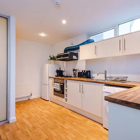 Group Stay, Sleeps 12, 3 Bathroom Manchester