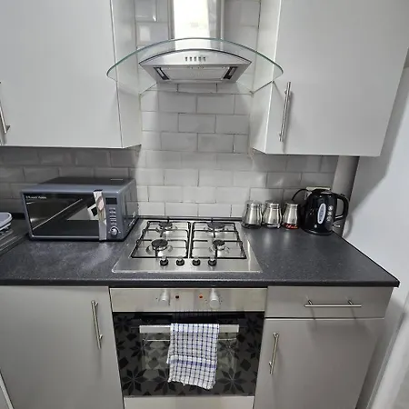 Lovely Large 3 Bedroom House Nyaraló *