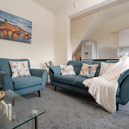 Vakantiehuis Spacious 4br Near Etihad - Free Parking - 5 Min Train Station *