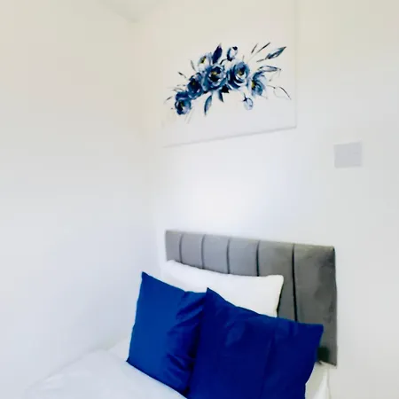 Stylish 4 Bedroom House Sleep Up To 7 - Free Parking *