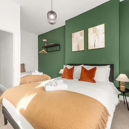 Luxury 5 Bed 10 Min To Airport Sleeps 14