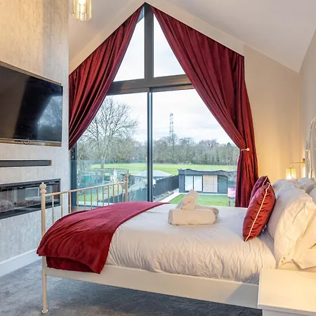 Stunning Family With Hot Tub In Worsley Vakantiehuis *