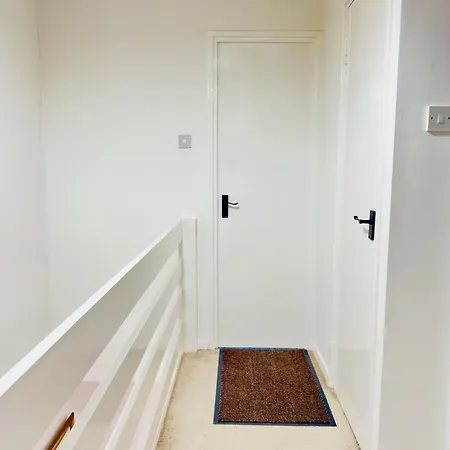 Vakantiehuis Stylish 4 Bedroom House Sleep Up To 7 - Free Parking *