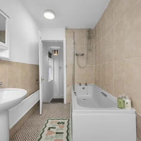 Luxury 5 Bed 10 Min To Airport Sleeps 14 Holiday home *