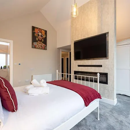 בית נופש Stunning Family With Hot Tub In Worsley