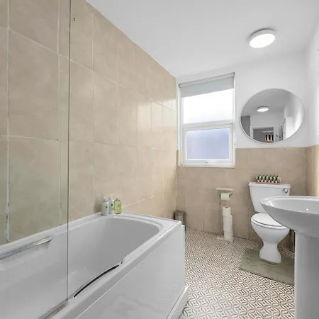 Luxury 5 Bed 10 Min To Airport Sleeps 14 Holiday home