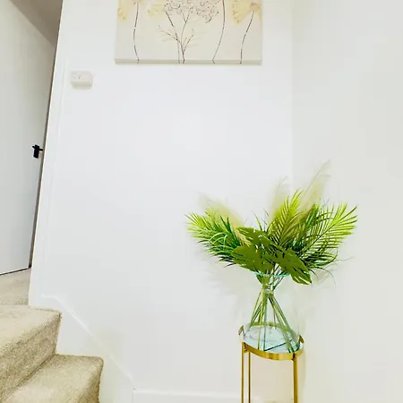 Stylish 4 Bedroom House Sleep Up To 7 - Free Parking *