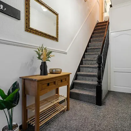 Σπίτι διακοπών Spacious 4br Near Etihad - Free Parking - 5 Min Train Station Μάντσεστερ