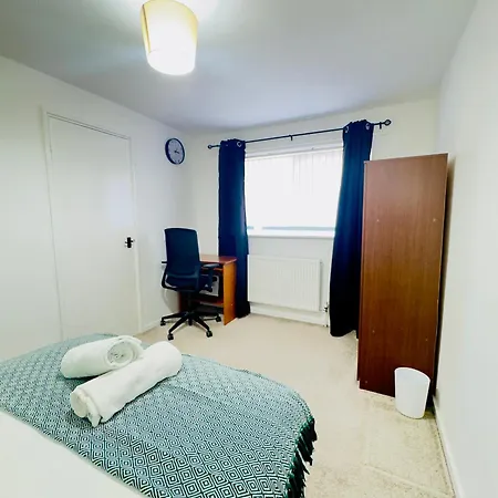 Stylish 4 Bedroom House Sleep Up To 7 - Free Parking Manchester