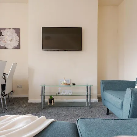 Vakantiehuis Spacious 4br Near Etihad - Free Parking - 5 Min Train Station *