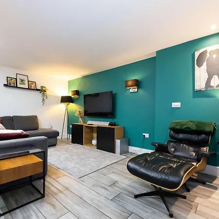 Stunning Family With Hot Tub In Worsley *