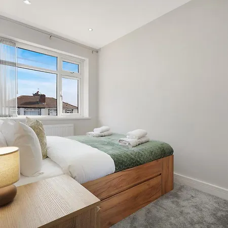 Stylish With Free Parking And Easy Access