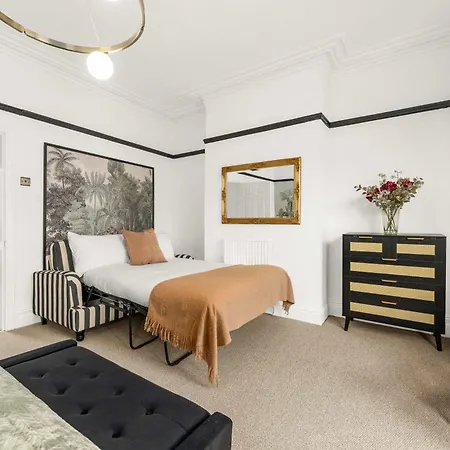 Luxury 5 Bed 10 Min To Airport Sleeps 14 *