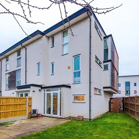 Group Stay, Sleeps 12, 3 Bathroom Manchester