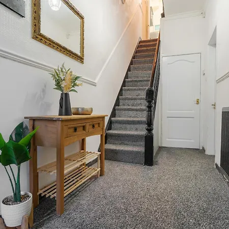 Spacious 4br Near Etihad - Free Parking - 5 Min Train Station Vakantiehuis *