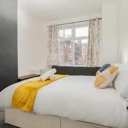 Vakantiehuis Spacious 4br Near Etihad - Free Parking - 5 Min Train Station