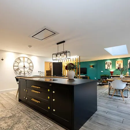 Stunning Family With Hot Tub In Worsley בית נופש