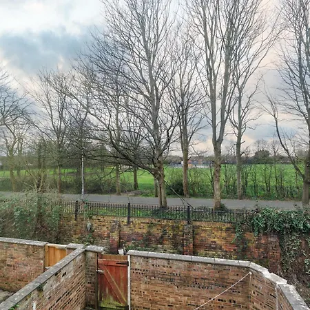 Spacious 4br Near Etihad - Free Parking - 5 Min Train Station Holiday home *