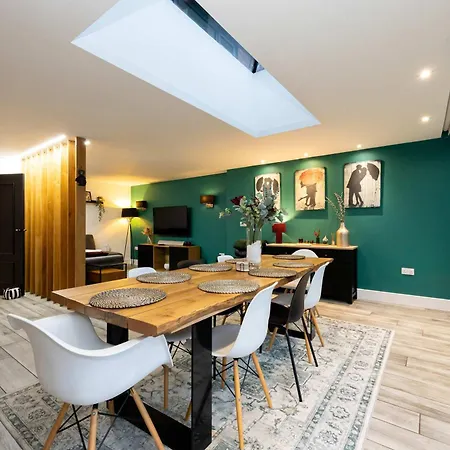 Stunning Family With Hot Tub In Worsley Vakantiehuis *
