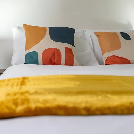 Spacious 4br Near Etihad - Free Parking - 5 Min Train Station Vakantiehuis