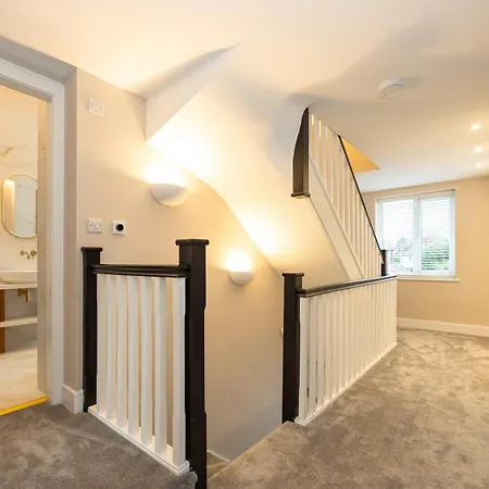 Stunning Family With Hot Tub In Worsley * Манчестер