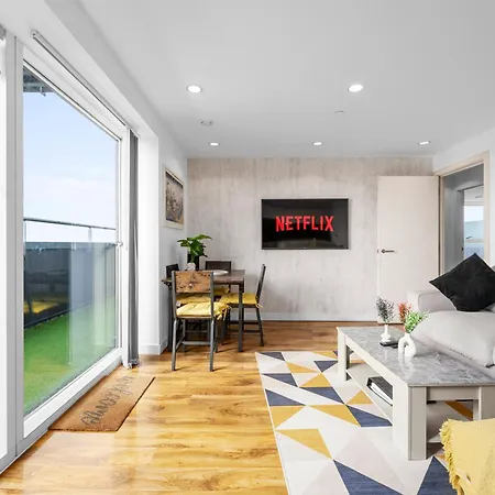 Apartment Penthouse Skyline - 2br, Massive Terrace Retreat *