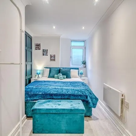 Charming Away From With Free Parking Apartament