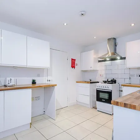 Salford 4 Bed House - Free Parking - Sleeps 7 شقة *