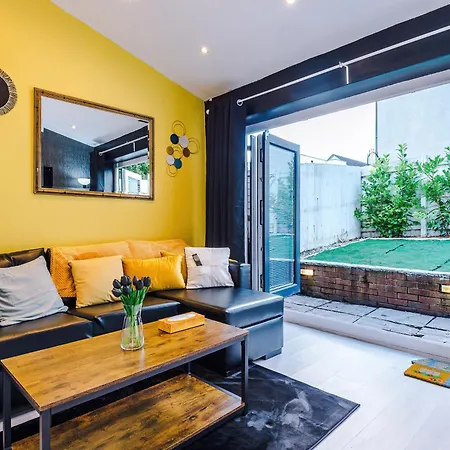 Salford 4 Bed House - Free Parking - Sleeps 7 Μάντσεστερ