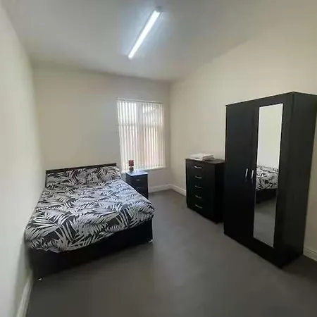 1-bed Sleeps 4 Old Trafford Nearby * Манчестер