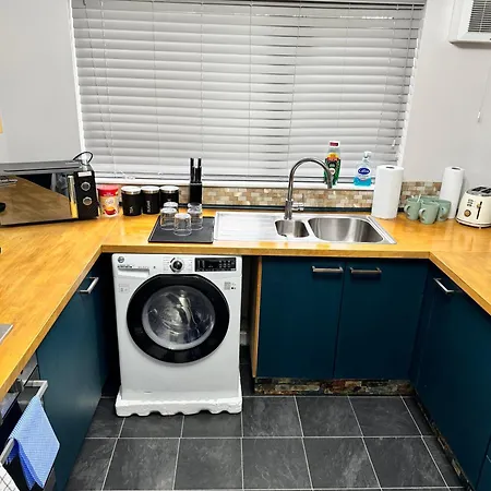 Air Conditioned Luxury 2-bed Apartment,office With Built-in Tv King Bed, Private Entrance And Free Parking