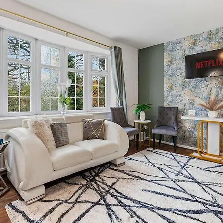 Apartman Modern 4 Bedroom House For 9 Guests With Free Parking By The Cosy Corner Nationwide