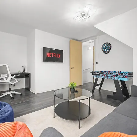 Апартаменты Spacious 3 Bedroom House For Single & Group Accommodation And Free Parking Манчестер